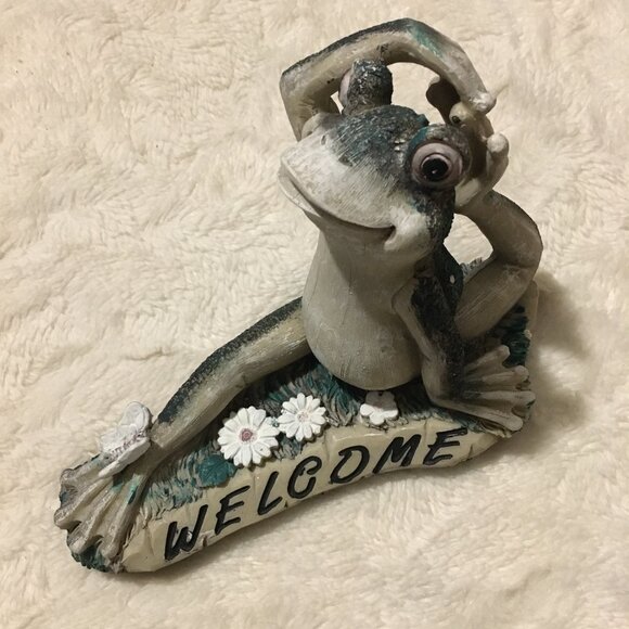'Welcome' Yoga Frog + Butterflies Garden Statue - Picture 3 of 11